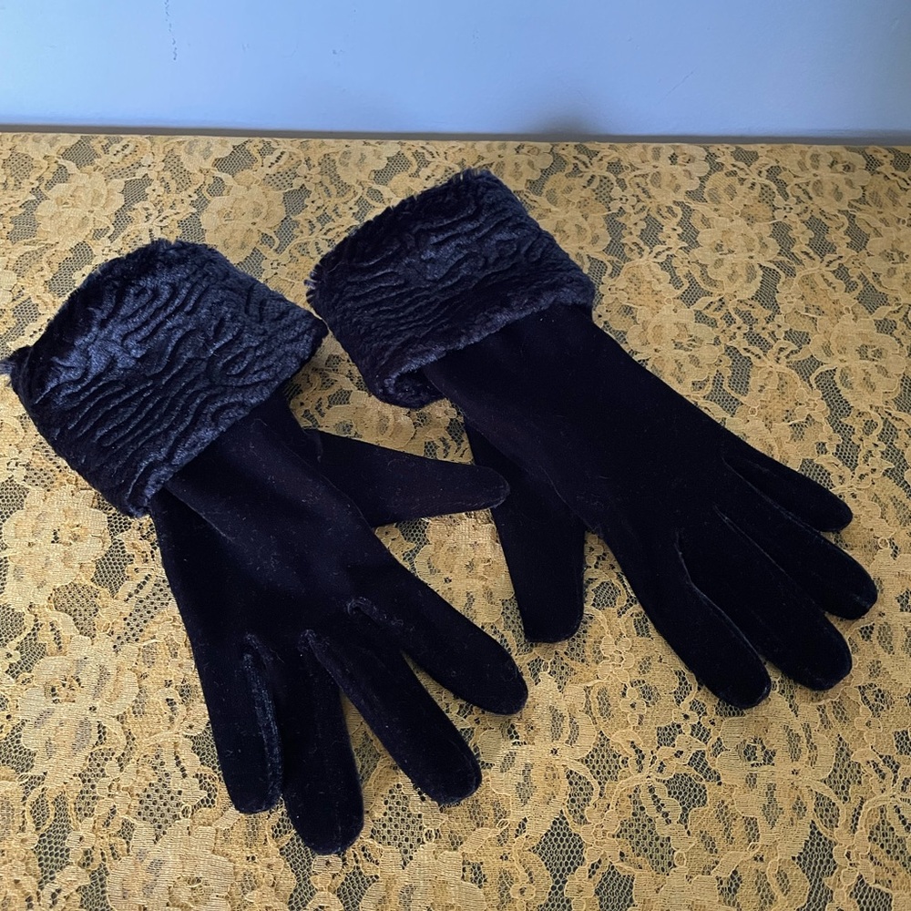 NWOT Elegant Black Velvet Gloves, Size OS